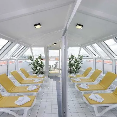 هوليداي إن ميتي