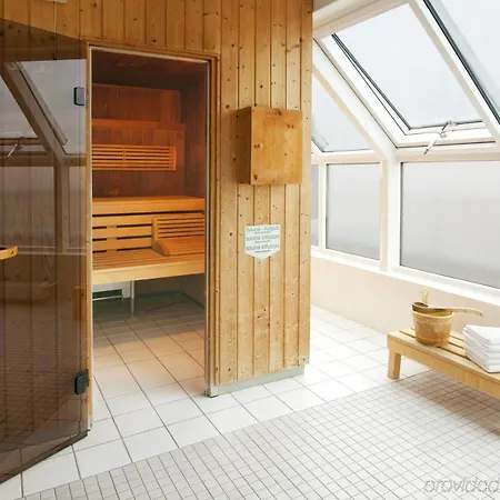 Moxy Humboldthain Park Hotell 4*